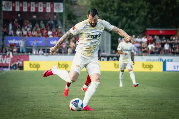 Oli Burke in possession of the ball for Union Berlin v FC Winterthur 2026 07 17